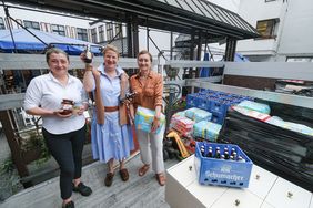 Miriam Koch (r.), Beigeordnete für Kultur und Integration, nahm die Sachspenden von Thea Ungermann (M.), Geschäftsführerin der Brauerei Schumacher, und ihrer ukrainischen Mitarbeiterin Irina Heidenbluth-Bobrova entgegen © Landeshauptstadt Düsseldorf/Michael Gstettenbauer 