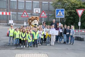 So sehen Sieger aus: Schülerinnen und Schüler der Gemeinschaftsgrundschule Südallee in Urdenbach, die mit einem Fußgängeranteil von 96,30 Prozent den ersten Platz im Schulranking am Walk-to-School-Day belegte. Foto: Michael Gstettenbauer 