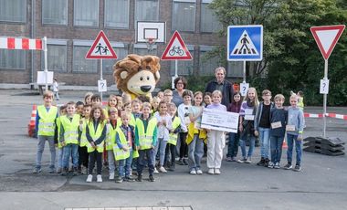 So sehen Sieger aus: Schülerinnen und Schüler der Gemeinschaftsgrundschule Südallee in Urdenbach, die mit einem Fußgängeranteil von 96,30 Prozent den ersten Platz im Schulranking am Walk-to-School-Day belegte. Foto: Michael Gstettenbauer 