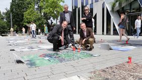 OB Thomas Geisel und sein Dresdener Amtskollege Dirk Hilbert (vorne links). Dahinter: Innenminister a.D. Gerhart Baum und Künstlerin Heidrun Hannusch, Vorsitzende "Friends of Dresden" an einer der nachempfundenen Grabstätten