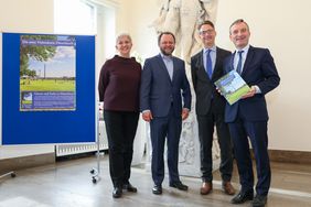 Oberbürgermeister Thomas Geisel (rechts) mit den Herausgebern des neu erschienenen Buches "Gärten und Parks in Düsseldorf" Doris Törkel, Christof Baier und Stefan Schweizer (v.l.). Foto: Melanie Zanin