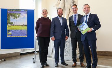 Oberbürgermeister Thomas Geisel (rechts) mit den Herausgebern des neu erschienenen Buches "Gärten und Parks in Düsseldorf" Doris Törkel, Christof Baier und Stefan Schweizer (v.l.). Foto: Melanie Zanin