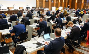 Blick in die Stadthalle: Der neue Rat bei seiner konstituierenden Sitzung. Foto: Michael Gstettenbauer