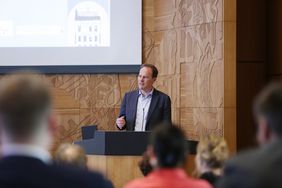 Vortragsveranstaltung anlässlich des 30. Jahrestages des rassisitischen Brandanschlags in Solingen: OB Dr. Stephan Keller bei seiner Rede 