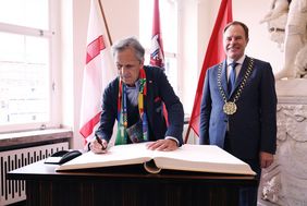 Dominique Blanc, Präsident Schweizerischer Fußballverband, (l.) trug sich ebenfalls ins Goldene Buch der Stadt ein. Foto: David Young