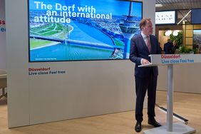 Oberbürgermeister Dr. Stephan Keller präsentiert den Immobilien- und Investmentstandort Düsseldorf vor internationalem Publikum auf dem Ausstellungsstand der Landeshauptstadt Düsseldorf auf der Mipim 2025. © Landeshauptstadt Düsseldorf 