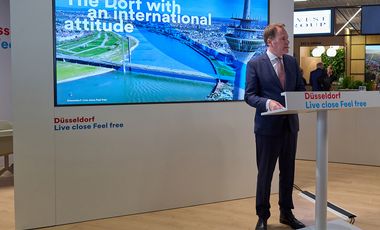 Oberbürgermeister Dr. Stephan Keller präsentiert den Immobilien- und Investmentstandort Düsseldorf vor internationalem Publikum auf dem Ausstellungsstand der Landeshauptstadt Düsseldorf auf der Mipim 2025. © Landeshauptstadt Düsseldorf 