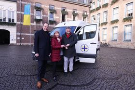 Dr. Stephan Keller, Yvonne Peters und Henric Peeters (v.l.) mit dem für Czernowitz bestimmten VW Crafter vor dem Düsseldorfer Rathaus, Foto: Young.