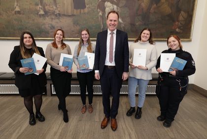Oberbürgermeister Dr. Stephan Keller am Donnerstag, 11. Januar, mit den Absolventinnen des EU-Zubi-Programms (v.l.): Dilara Sentürk, Sonja Nickel, Vanessa Schulz, Anja Weiss und Nicole Zimmermann © Landeshauptstadt Düsseldorf/David Young