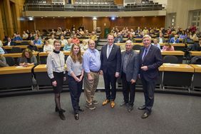 Beim Besuch der Former Members of Congress im Rathaus (v.l.): Viktoria Harbecke, Direktorin AmerikaHaus NRW e.V., Moderatorin Kerstin Kohlenberg, Congressman Michael Capuano, Oberbürgermeister Dr. Stephan Keller, Congressman Fred Upton und Dr. Ingo Wolf, Vorstandsvorsitzender AmerikaHaus NRW e.V. ©Stadt Düsseldorf/Claus Langer