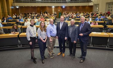Beim Besuch der Former Members of Congress im Rathaus (v.l.): Viktoria Harbecke, Direktorin AmerikaHaus NRW e.V., Moderatorin Kerstin Kohlenberg, Congressman Michael Capuano, Oberbürgermeister Dr. Stephan Keller, Congressman Fred Upton und Dr. Ingo Wolf, Vorstandsvorsitzender AmerikaHaus NRW e.V. ©Stadt Düsseldorf/Claus Langer