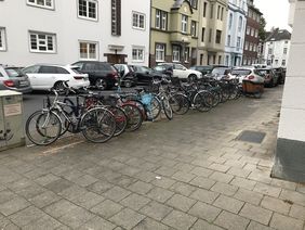 Foto von einer überfüllten Fahrradabstellanlage in der Steffenstraße.