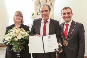 Monika Lent-Öztürk, Nihat Öztürk und Oberbürgermeister Thomas Geisel (von links)