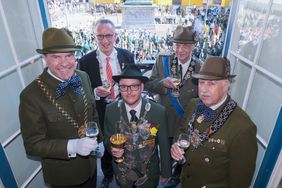 Landeshauptstadt DüssFeierliche Investitur des Schützenkönigs André Dornbusch (v. M.) mit OB Dr. Stephan Keller (vorne l.) und Schützenchef Lothar Inden (vorne r.). Mit dabei auch Gästekönig Klaus Klar und Oberst Ernst-Toni Kreuels (hinten, v.l.)eldorf/Michael Gstettenbauer