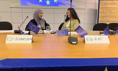 V.l.: Kaoutar Nassiri und Johanna Pohlabeln übernahmen die Rollen der EU-Kommissions- und EU-Ratspräsidentin © Landeshauptstadt Düsseldorf 