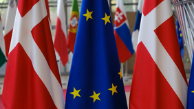 Die Flagge Dänemarks und die der EU ©Danish Presidency of the Council of the European Union
