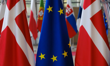 Die Flagge Dänemarks und die der EU ©Danish Presidency of the Council of the European Union
