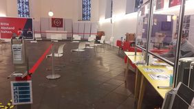 Der Aufwärmraum in der Berger Kirche bietet Heißgetränke, Masken, Toilettennutzung und eine professionelle Betreuung; Foto: KK evdus