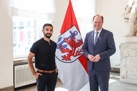 Oberbürgermeister Dr. Stephan Keller und Friedensaktivist Luai Ahmed im Jan-Wellem-Saal des Düsseldorfer Rathauses; Foto: Melanie Zanin