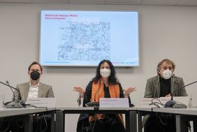 Foto von Beigeordneten Jochen Kral und Cornelia Zuschke und Florian Reeh, Leiter des Amtes für Verkehrsmanagement (von rechts) 