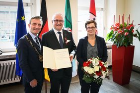 OB Thomas Geisel überreichte am Montag, 25. September 2017, im Rahmen eines Empfangs im Rathaus Guiseppe Saitta aus Düsseldorf das Verdienstkreuz am Bande des Verdienstordens der Bundesrepublik Deutschland. Foto: Melanie Zanin