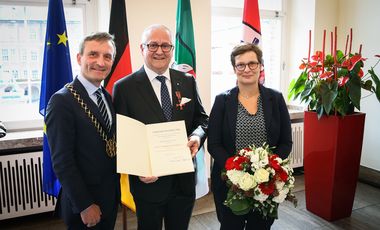 OB Thomas Geisel überreichte am Montag, 25. September 2017, im Rahmen eines Empfangs im Rathaus Guiseppe Saitta aus Düsseldorf das Verdienstkreuz am Bande des Verdienstordens der Bundesrepublik Deutschland. Foto: Melanie Zanin