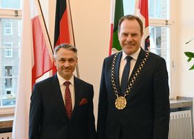 Dariusz Pawłoś (l.), Botschafter der Republik Polen in der Bundesrepublik Deutschland, und Oberbürgermeister Dr. Stephan Keller im Jan-Wellem-Saal des Rathauses, Foto: Meyer.