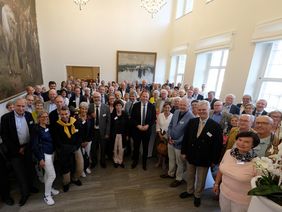 OB Dr. Stephan Keller (vorne Mitte) mit den Gästen des Empfangs im Jan-Wellem-Saal, Foto: Meyer.