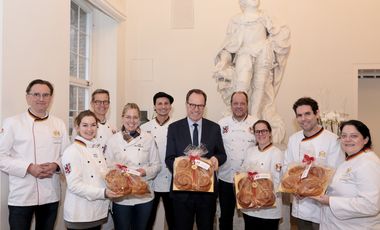 Oberbürgermeister Dr. Stephan Keller (Mitte) mit den Vertreterinnen und Vertretern der Bäcker-Innung und den "Neujährchen" im Jan-Wellem-Saal des Rathauses, Foto: Lammert.