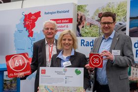 Die Landeshauptstadt Düsseldorf und der Kreis Mettmann sind jetzt Mitglied in der Radregion Rheinland: v.l.: Klaus Harzendorf, Radregion, Katharina Metzker, Stadt Düsseldorf, und Philipp Gilbert, Kreis Mettmann. Foto: Uwe SchaffmeisterLandeshauptstadt Düsseldorf/Uwe Schaffmeister