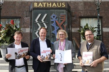 (V. l.) Stadtdirektor Burkhard Hintzsche, OB Dr. Stephan Keller, Marion Warden, Vorstandsvorsitzende der AWO, und Stephan Glaremin, Leiter des Amtes für Soziales und Jugend,  stellten die Broschüre im Rathaus vor; Foto: Ingo Lammert