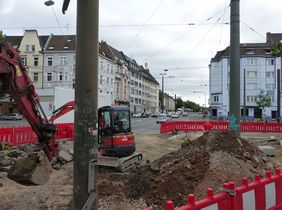 Foto zeigt den zurückgebauten Seitenraum mit Bagger und Schutthaufen