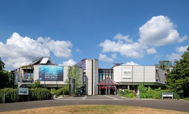 Das gebäude des Aquazoo Löbbecke Museum im Nordpark, Düsseldorf