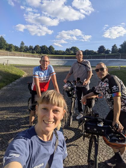 Jens Böhm (rechts), Felix Müller (links) und Johannes Buchwald in Chemnitz. Selfie von Sarah Arnold, Stadtradeln-Koordinatorin Chemnitz (im Vordergrund)