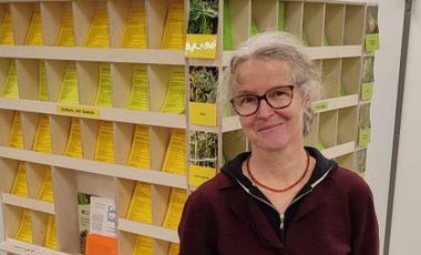 Anne Mommertz vor der Saatgutbibliothek in der Zentralbibliothek