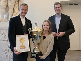 Julia Rottbeck ist die Gewinnerin des Turniers in der Gruppe der 9- bis 12-Jährigen und erhielt den großen Wanderpokal im Jan-Wellem-Saal