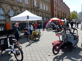 Foto von den verschiedenen Ständen der Cargobike Roadshow.