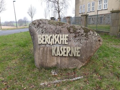 Bild von Stein mit der Aufschrift Bergische Kaserne