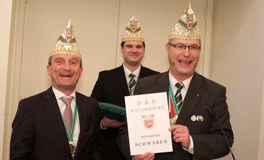 Neuer Ehrenmützenträger: Oberbürgermeister Thomas Geisel und Burkard Brings, Präsident der DKG Weissfräcke,(c)Landeshauptstadt Düsseldorf/Ingo Lammert