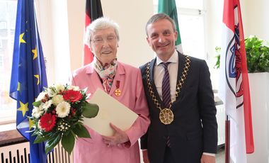 Oberbürgermeister Thomas Geisel verlieh Monika Straub die Verdienstmedaille des Verdienstordens der Bundesrepublik Deutschland für ihr jahrzehntelanges Engagement im sozialen Bereich. Foto: Ingo Lammert