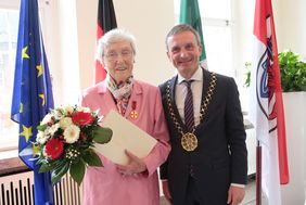 Oberbürgermeister Thomas Geisel verlieh Monika Straub die Verdienstmedaille des Verdienstordens der Bundesrepublik Deutschland für ihr jahrzehntelanges Engagement im sozialen Bereich. Foto: Ingo Lammert