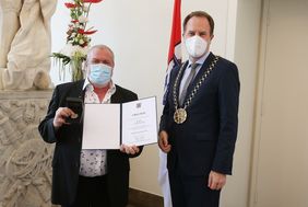 Oberbürgermeister Dr. Stephan Keller hat Ladislav Ceki am Mittwoch, 7. Juli, mit der Verdienstplakette der Landeshauptstadt Düsseldorf ausgezeichnet. Fotos: David Young