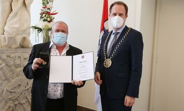 Oberbürgermeister Dr. Stephan Keller hat Ladislav Ceki am Mittwoch, 7. Juli, mit der Verdienstplakette der Landeshauptstadt Düsseldorf ausgezeichnet. Fotos: David Young