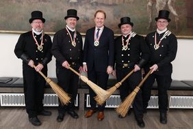 Neujahrsempfang mit Vertreterinnen und Vertretern der Schornsteinfeger-Innung des Regierungsbezirks Düsseldorf und Oberbürgermeister Dr. Stephan Keller (Mitte) im Rathaus, Foto: David Young.