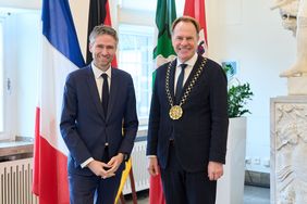 Oberbürgermeister Dr. Stephan Keller (r.) hat am Montag, 26. Oktober 2026, den neuen französischen Generalkonsul Xavier Fournier zu dessen Antrittsbesuch im Rathaus empfangen. Foto: LHD/Claus Langer