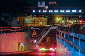 Unterführung an der Bamberger Straße: Foto von erster Durchfahrt eines Kran-Schwertransportes der Firma Konecranes. 