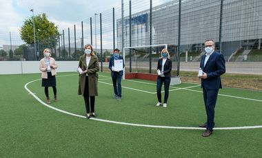 V.l.: Dr. Christina Westhoff, Leiterin Zentralapotheke UKD, Wioletta Rosolowska, Country General Manager L'Oréal Deutschland, Stadtdirektor Burkhard Hintzsche, Theresa Winkels, Leiterin Wirtschaftsförderungsamt, und Jochen Gutzy, L'Oréal Deutschland © Landeshauptstadt Düsseldorf/Michael Gstettenbauer 