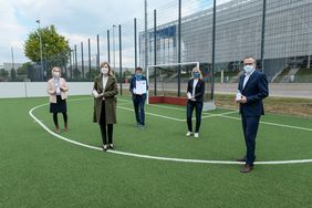 V.l.: Dr. Christina Westhoff, Leiterin Zentralapotheke UKD, Wioletta Rosolowska, Country General Manager L'Oréal Deutschland, Stadtdirektor Burkhard Hintzsche, Theresa Winkels, Leiterin Wirtschaftsförderungsamt, und Jochen Gutzy, L'Oréal Deutschland © Landeshauptstadt Düsseldorf/Michael Gstettenbauer 