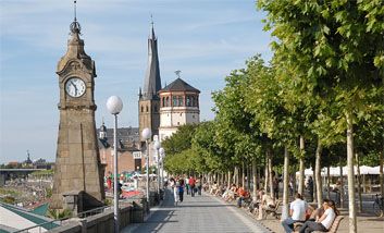 Pegeluhr an der Rheinuferpromenade