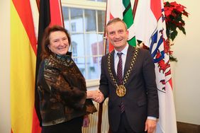 Die spanische Botschafterin, María Victoria Morera Villuendas, wurde von Oberbürgermeister Thomas Geisel im Rathaus empfangen. Foto: Melanie Zanin